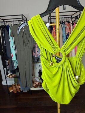 PrettyLittleThing Neon Lime Serpant Ring-Front Crop Top